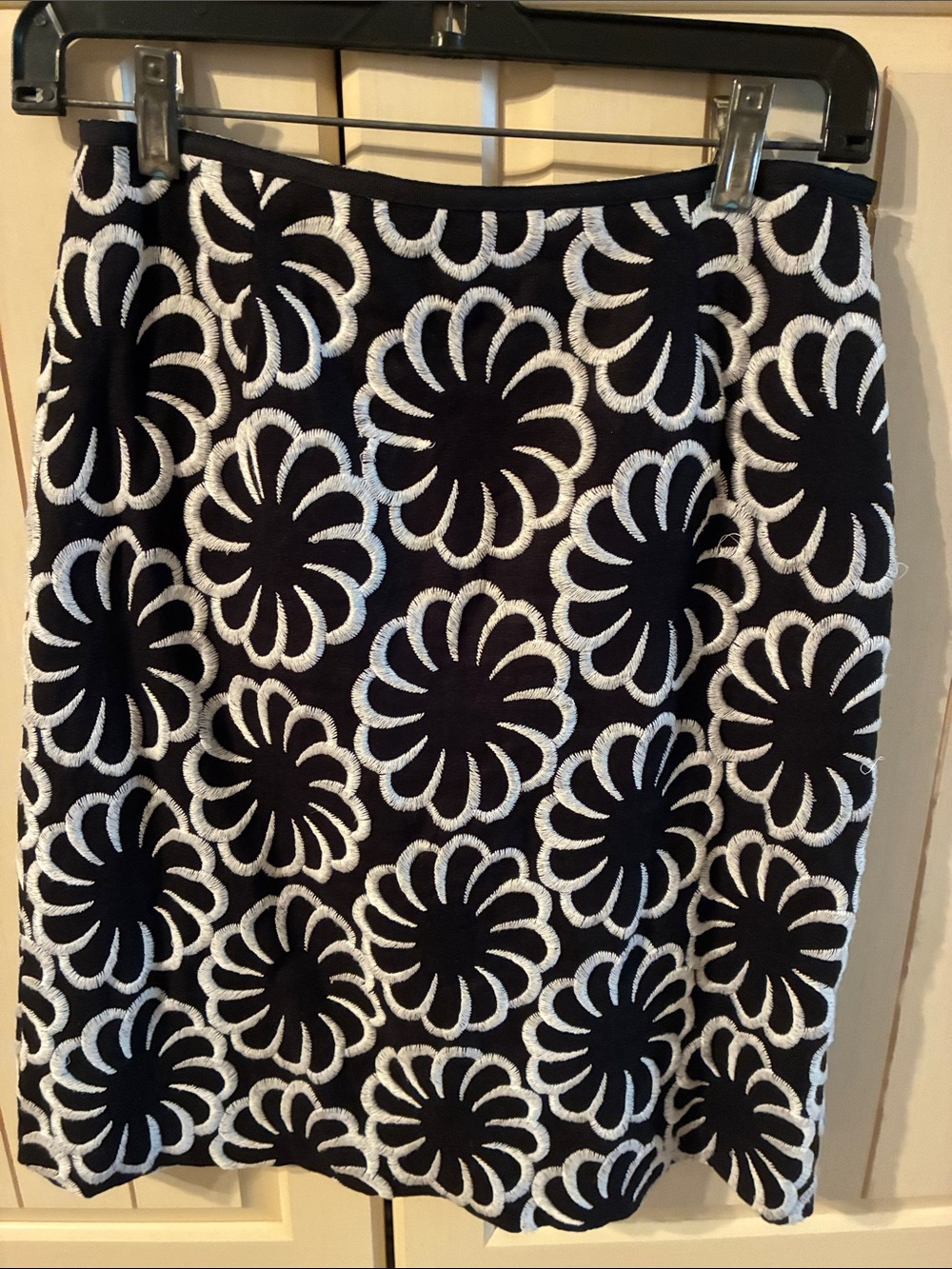 Black Floral-Patterned Embroidered Pencil Skirt